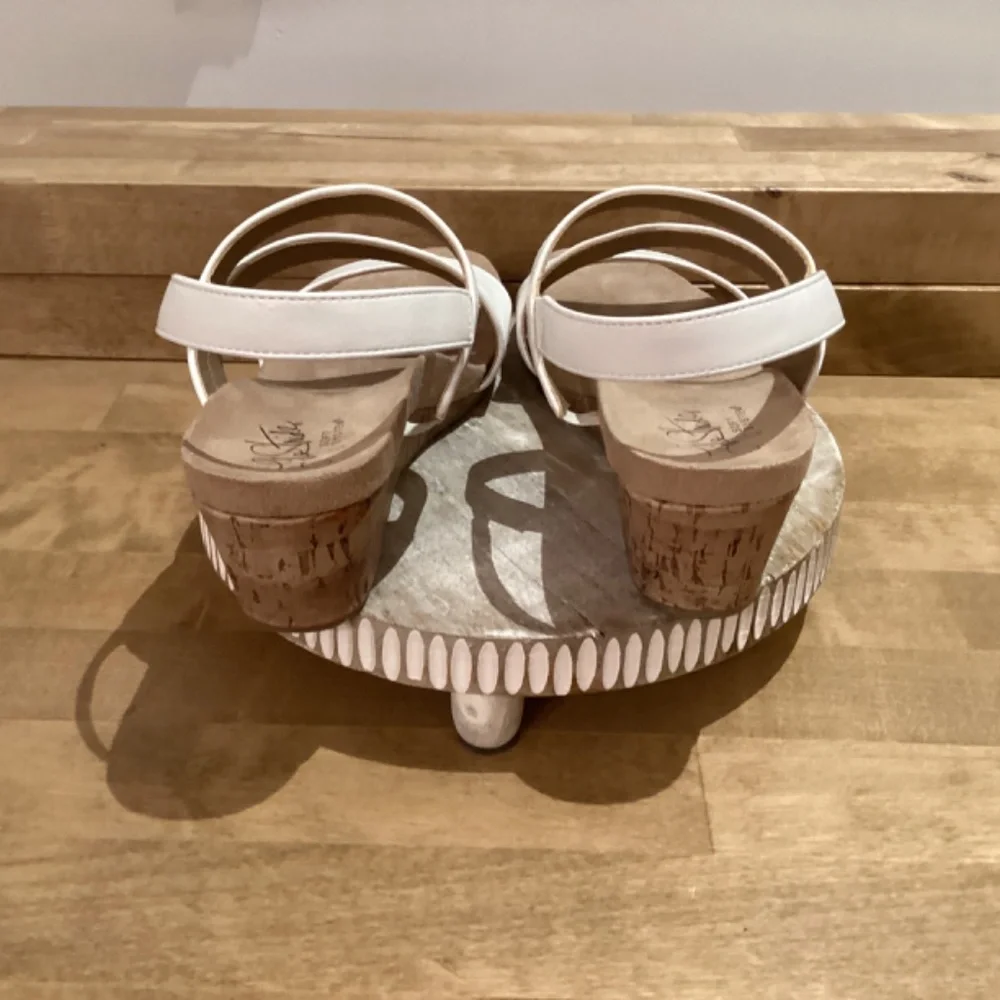 Life Stride Milly Cork Wedge White Straps Sandal Size 6.5M - Picture 3 of 8